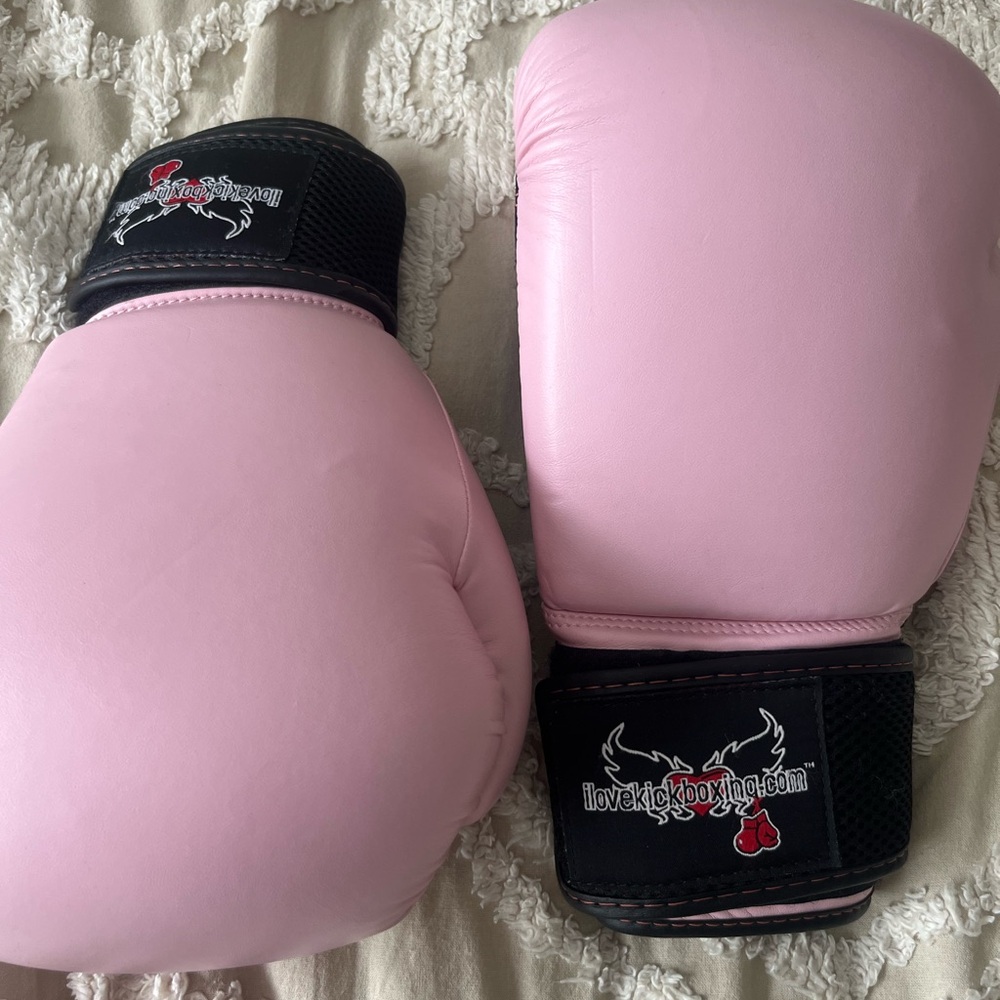 I love kickboxing pink gloves